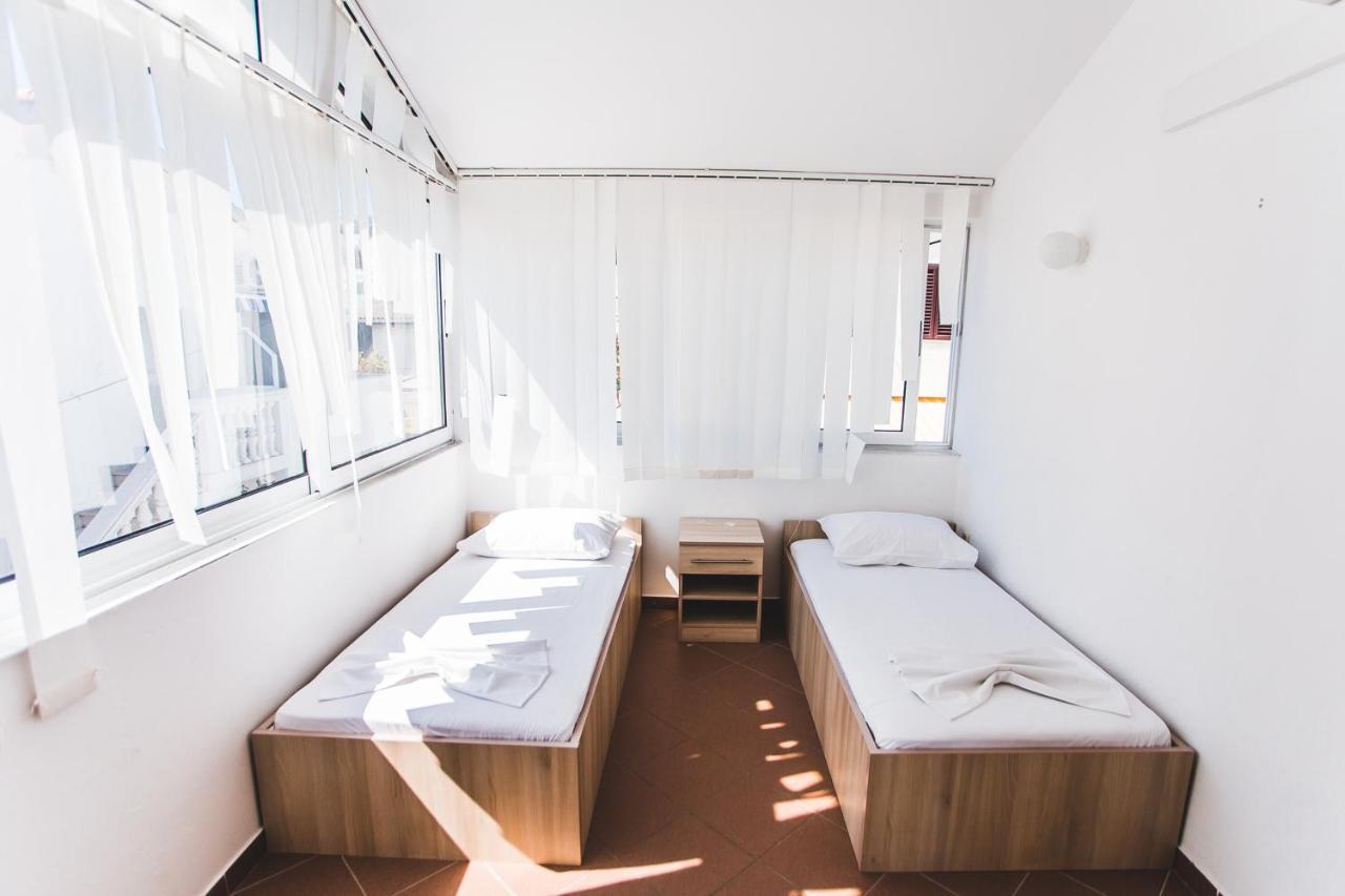 Apartmani Males Rogoznica  Eksteriør billede